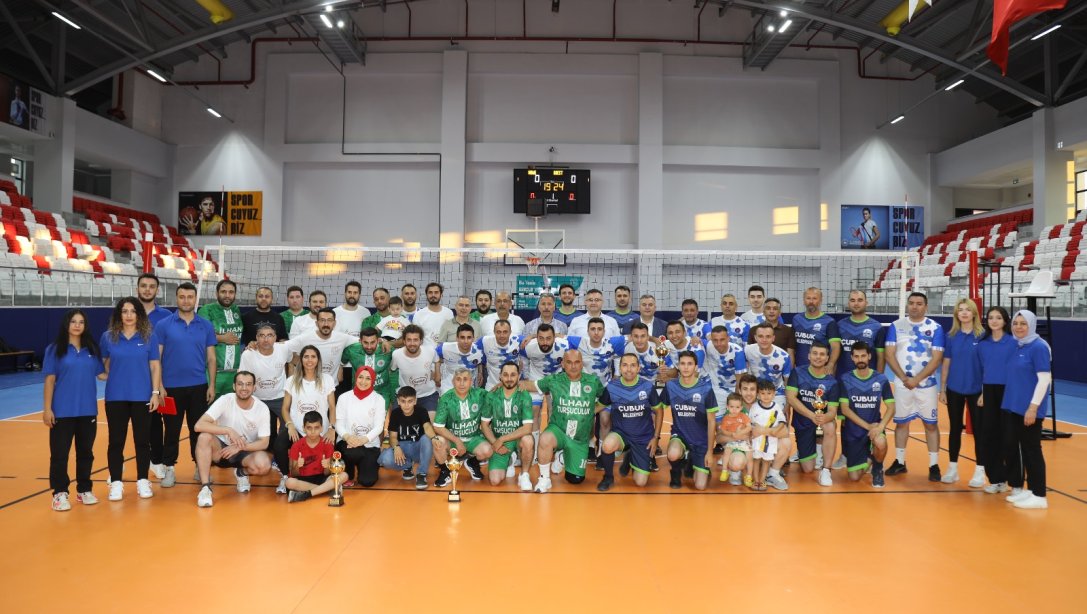 15 TEMMUZ VOLEYBOL TURNUVASI SONA ERDİ